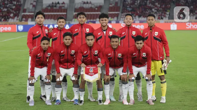 Pemain Timnas Indonesia U-23 sesaat sebelum melawan Filipina pada lanjutan Grup A Piala AFF U-23 2025 di Stadion Utama Gelora Bung Karno (SUGBK), Jakarta, Jumat (18/7/2025). (Liputan6.com/Helmi Fithriansyah)