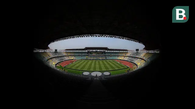 Piala Dunia U-17 2023 segera dibuka sore ini, Jumat (10/11/2023) di Stadion Gelora Bung Tomo (GBT), Surabaya, dengan laga pembuka antara Timnas U-17 Panama menghadapi Maroko pada pukul 16.00 yang akan dilanjutkan dengan upacara pembukaan serta laga antara Timnas Indonesia U-17 kontra Ekuador. Stadion GBT yangg telah bersolek selama masa persiapan akan menjadi saksi sejarah ajang dua tahunan pesta sepak bola usia muda sejagat. Kesiapan Stadion GBT terlihat dari kondisi rumput, tribun penonton dan sarana penunjang lainnya yang serba ciamik. Seperti apa penampakannya? (Bola.com/Bagaskara Lazuardi)