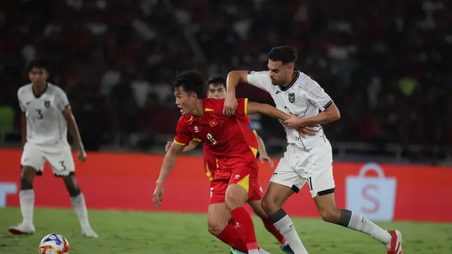 Duel Jens Raven dengan Nguyen Van Truong pada laga final Piala AFF U-23 2025 antara Timnas Indonesia U-23 vs Vietnam U-23 (Abdul Aziz)