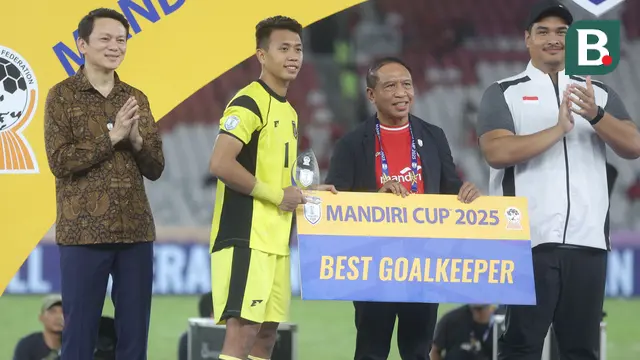 Kiper Timnas Indonesia U-23, Muhammad Ardiansyah, meraih penghargaan Penjaga Gawang Terbaik Piala AFF U-23 2025. Sayangnya, Ardiansyah gagal membawa Tim Garuda Muda menjadi juara setelah kalah 0-1 dari Vietnam U-23, pada laga final di Stadion Utama Gelora Bung Karno, Jakarta, Selasa (29/7/2025) malam WIB. (Bola.com/Muhammad Iqbal Ichsan)