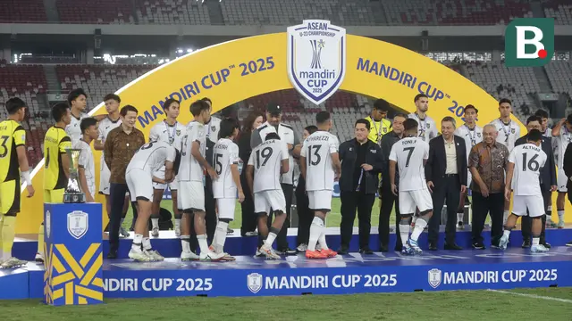 Skuad Timnas Indonesia U-23 menerima medali peringkat kedua pada Piala AFF U-23 2025, di Stadion Utama Gelora Bung Karno, Selasa (29/7/2025). Skuad Garuda Muda kalah dari Vietnam di laga final. (Bola.com/Muhammad Iqbal Ichsan)