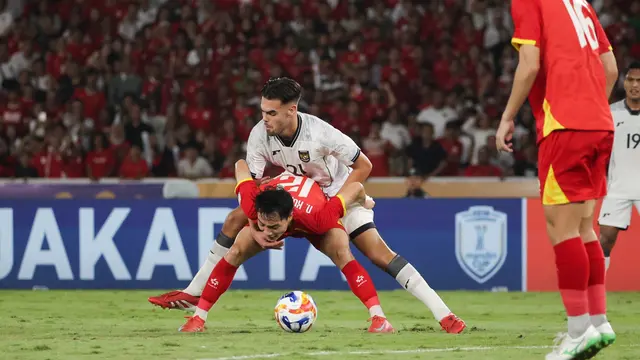 Duel Jens Raven dengan Nguyen Xuan Bac pada laga final Piala AFF U-23 2025 antara Timnas Indonesia U-23 vs Vietnam U-23 (Abdul Aziz)