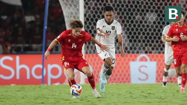 Gelandang Vietnam, Viktor Le mencoba mempertahankan bola dari kejaran gelandang Timnas Indonesia U-23, Arkhan Fikri dalam laga final Piala AFF U-23 2025 di Stadion Utama Gelora Bung Karno, Jakarta, Selasa (29/7/2025) malam. (Bola.com/Abdul Aziz)