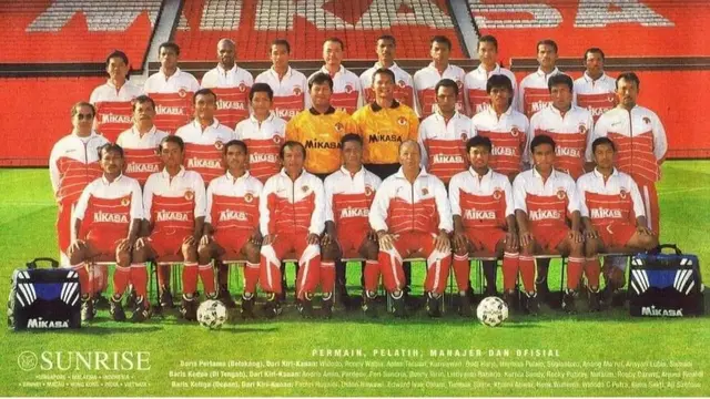 Henk Wullems bersama skuad Timnas Indonesia di SEA Games 1997. (Istimewa).