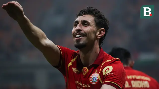 Selebrasi Gustavo Franca usai mencetak gol pada debutnya dalam laga persahabatan Persija Jakarta melawan Arema FC yang diselenggarakan di markas kebanggaan Macan Kemayoran, Jakarta International Stadium (JIS), Sabtu (26/7/2025). (Bola.com/Abdul Aziz)