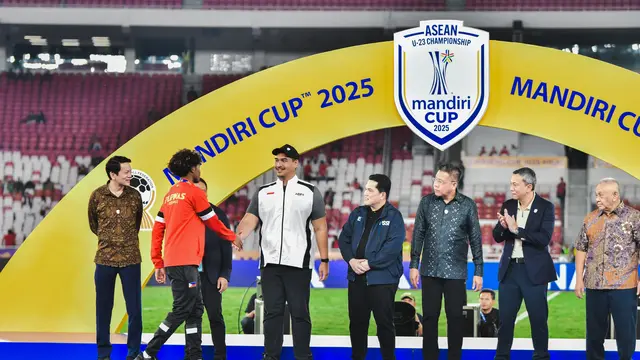 Menteri Pemuda dan Olahraga Republik Indonesia (Menpora RI), Dito Ariotedjo ikut dalam prosesi podium ajang Piala AFF U-23 2025. (Menpora RI)