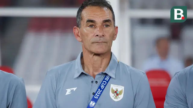 Pelatih Timnas Indonesia U-23, Gerald Vanenburg, saat mendampingi timnya melawan Timnas Filipina U-23 pada lanjutan Piala AFF U-23 2025 di Stadion Utama Gelora Bung Karno, Jakarta, Jumat (18/7/2025). (Bola.com/Muhammad Iqbal Ichsan)