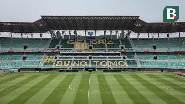 Suasana dalam Stadion Gelora Bung Tomo (GBT) Surabaya, Jawa Timur, Kamis (9/11/2023) menjelang pembukaan Piala Dunia U-17 2023 yang akan diselenggarakan pada Jumat, 10 November 2023. (Bola.com/Bagaskara Lazuardi)