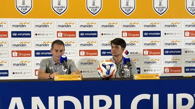 Pelatih Timnas Indonesia U-23 Gerald Vanenburg (kiri) minta maaf usai gagal mengantar skuad Garuda Muda keluar sebagai juara Piala AFF U-23 2025. (Liputan6.com/Melinda Indrasari)