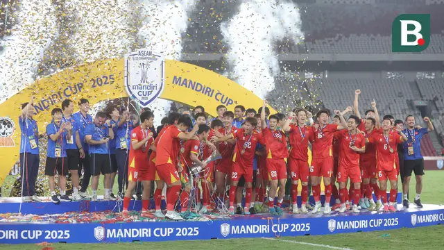 Timnas Vietnam U-23 merayakan gelar juara Piala AFF U-23 2025 setelah mengalahkan Timnas Indonesia U-23 pada final di Stadion Utama Gelora Bung Karno, Jakarta, Selasa (29/7/2025). (Bola.com/Muhammad Iqbal Ichsan)