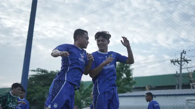 Alfeandra Dewangga (kanan) menjalani sesi latihan di Thailand. (Bola.com/Dok. Persib)