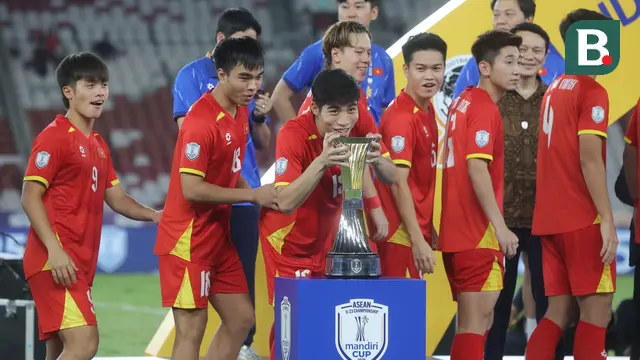 Timnas Vietnam U-23 merayakan gelar juara Piala AFF U-23 2025 setelah mengalahkan Timnas Indonesia U-23 pada final di Stadion Utama Gelora Bung Karno, Jakarta, Selasa (29/7/2025). (Bola.com/Muhammad Iqbal Ichsan)