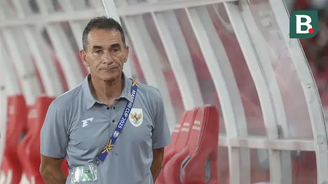 Pelatih Timnas Indonesia U-23 Gerald Vanenburg saat melawan Filipina di Piala AFF U-23 2025 di Stadion Utama Gelora Bung Karno (SUGBK) Senayan, Jakarta, Jumat (18/7/2025) malam WIB. (Bola.com/M Iqbal Ichsan)