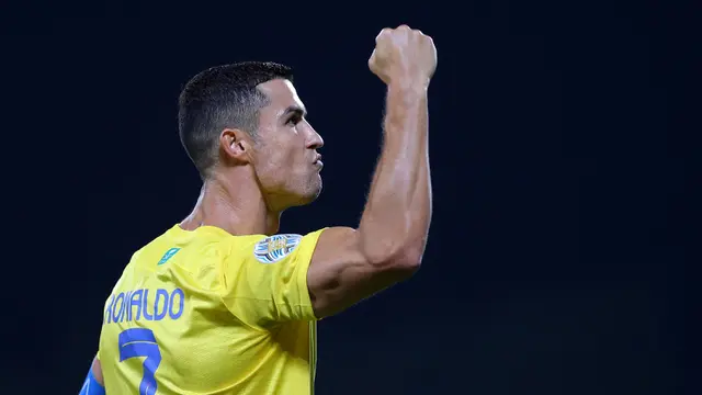 Pemain Al Nassr, Cristiano Ronaldo melakukan selebrasi setelah mencetak gol melalui tendangan penalti ke gawang Al Shorta pada laga semifinal Liga Champions Arab 2023 di Prince Sultan bin Abdul Aziz Stadium, Abha, 9 Agustus 2023. Al Nassr sukses melaju ke babak final setelah menang dengan skor 1-0. (AFP/Abdullah Mahdi)