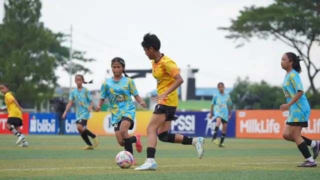Clea Abelia, atlet jebolan MilkLife Soccer Challenge Jakarta, merasakan peran besar MLSC terhadap karirnya sebagai pesepak bola putri. Selain meningkatkan kemampuan, jam terbangnya pun semakin tinggi. Terlebih lulusan SDN Kalisari 01 ini juga sempat ‘merumput’ pada turnamen internasional yang digadang sebagai terbesar di Asia, JSSL Singapore 7’s 2025 usai lolos kurasi dari tim talent scouting MLSC dan meraih gelar runner-up. (Bola.com/Dok. Bakti Olahraga Djarum Foundation)