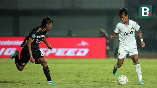 Pemain Persik Kediri, Moch Supriadi (kanan), saat pertandingan pekan keempat BRI Liga 1 2023/2024 melawan Dewa United yang berlangsung di Stadion Indomilk Arena, Tangerang, Jumat (21/7/2023). (Bola.com/Ikhwan Yanuar)