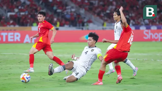 Pemain Timnas Indonesia U-23, Kadek Arel, berusaha mengahalau bola saat melawan Vietnam pada laga final Piala AFF U-23 2025 di Stadion Utama Gelora Bung Karno (SUGBK), Jakarta, Selasa (29/7/2025) malam WIB. (Bola.com/M Iqbal Ichsan)