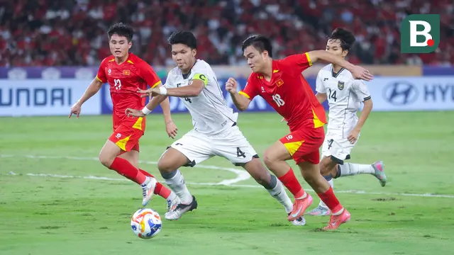 Pemain Timnas Indonesia U-23, Kadek Arel, berebut bola dengan pemain Vietnam, Cong Phuong Nguyen , pada laga final Piala AFF U-23 2025 di Stadion Utama Gelora Bung Karno (SUGBK), Jakarta, Selasa (29/7/2025) malam WIB. (Bola.com/M Iqbal Ichsan)
