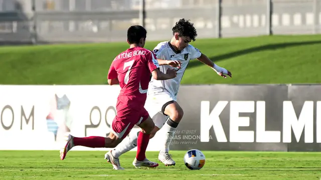 Pemain Timnas Indonesia U-17, Mathew Baker (kanan) menggiring bola dibayangi pemain Korea Utara, Ri Kyong Bong dalam laga perempat final Piala Asia U-17 2025 di King Abdullah Sports City Hall Stadium, Jeddah, Senin (14/4/2025) malam WIB. (Dok. PSSI)