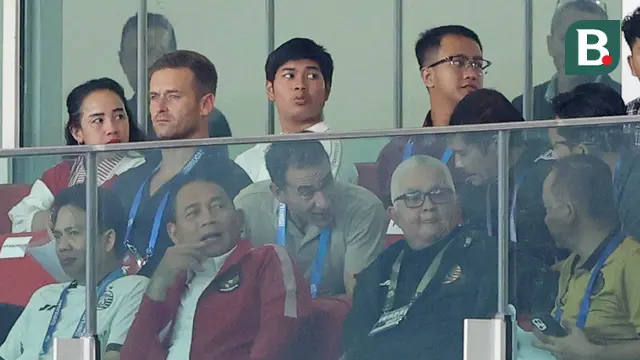Pelatih Timnas Indonesia U-23, Gerald Vanenburg ditemani mantan pelatih Timnas Indonesia U-23, Indra Sjafri (kanan) dan pelatih kiper Timnas Indonesia, Sjoerd Woudenberg memantau laga lanjutan BRI Liga 1 2024/2025 antara Persija Jakarta melawan Persebaya Surabaya di Stadion Utama Gelora Bung Karno (SUGBK), Senayan, Jakarta, Sabtu (12/04/2025). (Bola.com/M Iqbal Ichsan)