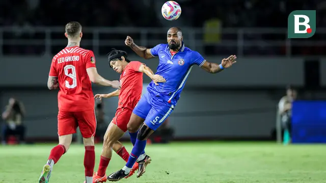 Pemain Arema FC, Thales Lira (kanan) menghalau bola dari ancaman pemain Borneo FC, Kei Hirose pada laga final Piala Presiden 2024 di Stadion Manahan, Solo, Minggu (4/8/2024). (Bola.com/Bagaskara Lazuardi)