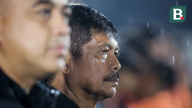 Pelatih kepala Timnas Indonesia U-20, Indra Sjafri saat laga Kualifikasi Piala Asia U-20 2025 melawan Maladewa di Stadion Madya, Senayan, Jakarta, Rabu (25/09/2024). (Bola.com/Bagaskara Lazuardi)