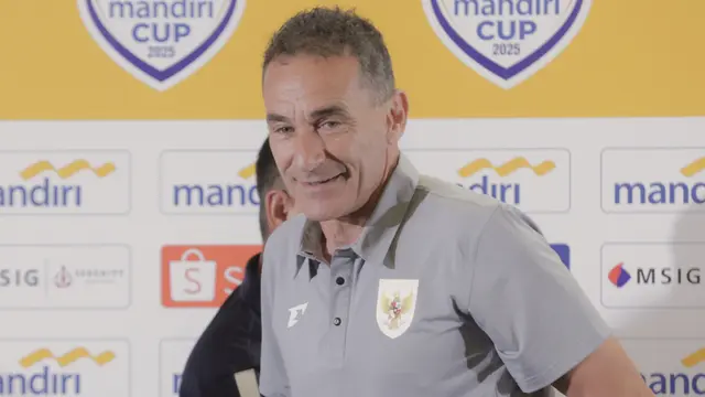 Gerald Vanenburg, pelatih Timnas Indonesia U-23 dalam sesi konferensi pers Piala AFF U-23 di Jakarta, Senin (14-7-2025). (Bola.com/Abdul Aziz)