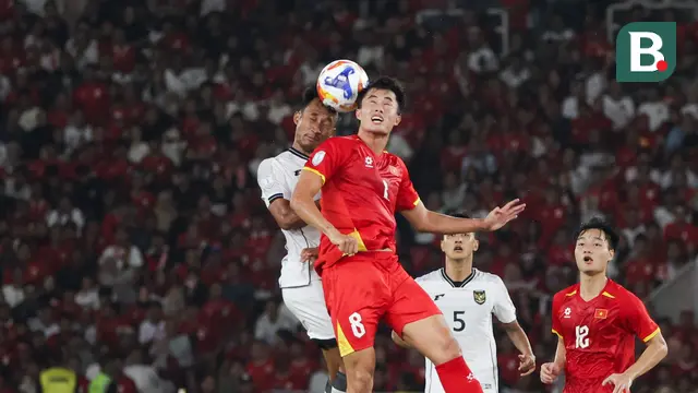 Pemain Timnas Indonesia U-23, Robi Darwis (kiri) berduel di udara dengan pemain Vietnam, Van Truong Nguyen (kanan) pada final Piala AFF U-23 2025 antara Indonesia U-23 vs Vietnam yang berlansung di Stadion Utama Gelora Bung Karno, Selasa (29/7/2025) malam WIB.