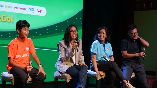 Anggota Exco PSSI, Vivin Cahyani Sungkono (kedua dari kiri), dan Business Unit Head (Dairy) - Savoria, Didiet Fadriana Abdulkadir (kedua dari kanan) menegaskan komitmennya mendukung MilkLife Soccer Challenge 2025/2026 yang akan digelar di 10 Kota. (Bola.com/Bakti Olahraga Djarum Foundation)