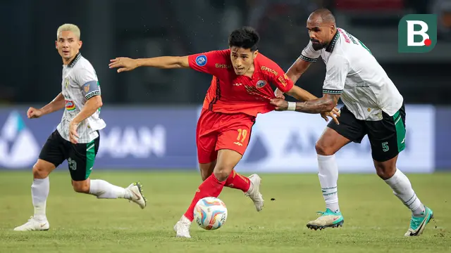 Gelandang Persija Jakarta, Hansamu Yama (tengah), berusaha melewati hadangan pemain PSS Sleman, Thales (kanan) dalam pertandingan pekan ke-23 BRI Liga 1 2023/2024 di Stadion Patriot Chandra Bhaga, Bekasi, Sabtu (16/12/2023). (Bola.com/Bagaskara Lazuardi)