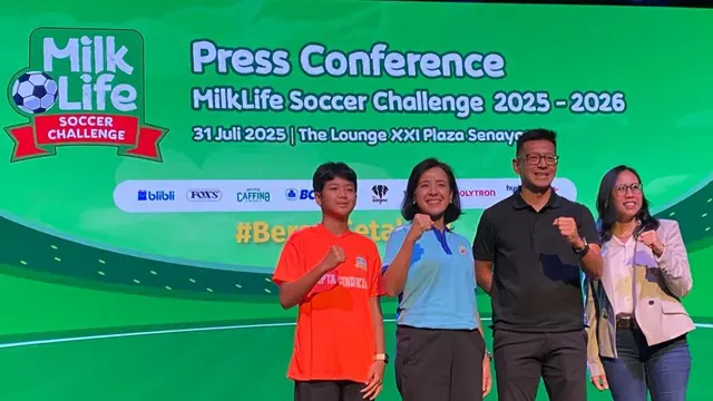 Program Director MilkLife Soccer Challenge, Teddy Tjahjono (kedua dari kanan), berfoto bersama anggota Exco PSSI, Vivin Cahyani (kanan), Business Unit Head Savoria, Didiet Fadriana (kedua dari kiri), dan jebolan MilkLife Soccer Challenge asal Jakarta, Clea Abelia (kiri), dalam konferensi pers dimulainya MilkLife Soccer Challenge 2025/2026 yang akan digelar di 10 kota di Pulau Jawa. (Bola.com/Benediktus Gerendo Pradigdo)