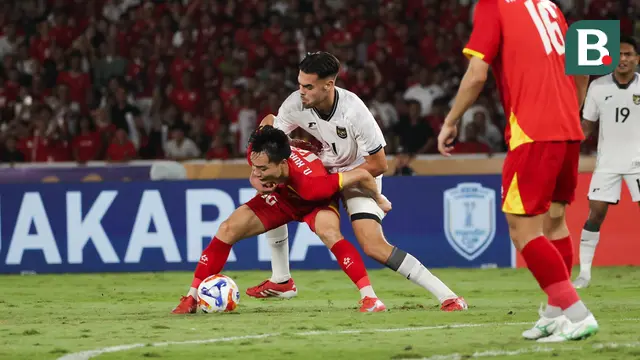 Jens Raven (belakang) menjaga ketat pemain Vietnam pada final Piala AFF U-23 2025 antara Indonesia U-23 vs Vietnam yang berlansung di Stadion Utama Gelora Bung Karno, Selasa (29/7/2025) malam WIB.