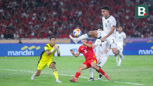 Pemain Timnas Indonesia U-23, Muhammad Ferarri, berusaha mengahalau bola saat melawan Vietnam pada laga final Piala AFF U-23 2025 di Stadion Utama Gelora Bung Karno (SUGBK), Jakarta, Selasa (29/7/2025) malam WIB. (Bola.com/M Iqbal Ichsan)