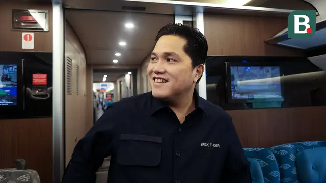 Ketua umum PSSI, Erick Thohir saat mencoba kereta cepat Whoosh bersama dengan sejumlah perwakilan FIFA dari Stasiun Halim, Jakarta, ke Stasiun Tegalluar, Bandung, pada Senin (9/10/2023). (Bola.com/Abdul Aziz)