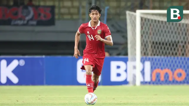 Pemain Timnas Indonesia U-17, Sulthan Zaky, mengontrol bola dalam pertandingan uji coba melawan Timnas Korea Selatan U-17 yang berlangsung di Stadion Patriot Candrabhaga, Bekasi, Rabu (30/8/2023). Sulthan Zaky mampu mengimbangi permainan Iqbal Gwijangge sehingga barisan pertahanan Garuda Asia tampak solid. (Bola.com/Abdul Aziz)