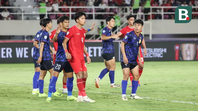 Pemain Timnas Indonesia, Kadek Arel dikawal sejumlah pemain Laos saat laga lanjutan Grup B Piala AFF 2024 di Stadion Manahan, Solo, Jawa Tengah, Kamis (12/12/2024). (Bola.com/Abdul Aziz)