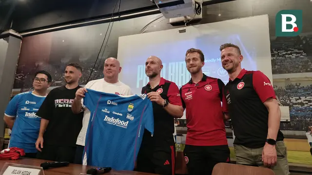 Mantan Pemain Persib Bandung, Robbie Gaspar (kanan) hadir dalam sesi press conference jelang laga persahabatan Persib vs Western Sydney Wanderers. (Muhammad Faqih/Bola.com)