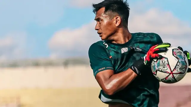 Kiper Dikri Yusron menambah rekor clean sheet ketika Persik mengalahkan Bhayangkara FC 1-0 pada pekan ke-21 BRI Liga 1. (Bola.com/Gatot Susetyo)