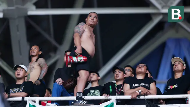 Pentolan Bondho Nekat atau Bonek, Cak Tessy, memimpin langsung suporter Persebaya saat bertandang ke markas Persija Jakarta pada laga BRI Liga 1 di Stadion Utama Gelora Bung Karno (SUGBK), Jakarta.(Bola.com/M Iqbal Ichsan)