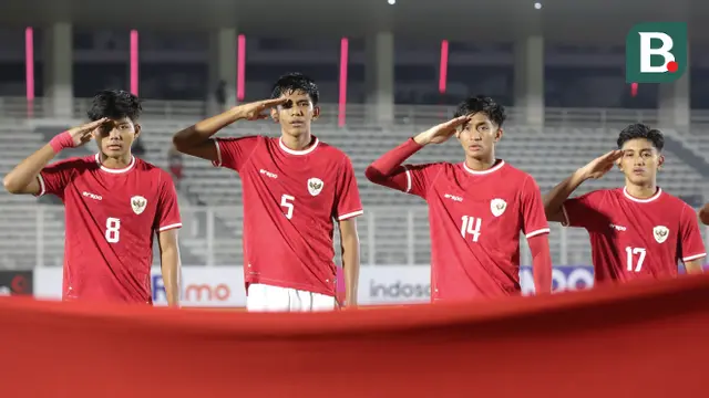 Empat pemain starting XI Timnas Indonesia U-20 (dari kiri) Arkhan Kaka, Rahmat Syawal, Sulthan Zaky dan Mufli Hidayat berbaris memberi hormat saat menyanyikan lagu kebangsaan Indonesia Raya jelang menghadapi Timnas China U-20 pada laga uji coba internasional di Stadion Madya Gelora Bung Karno, Senayan, Jakarta, Jumat (22/3/2024). (Bola.com/Abdul Aziz)