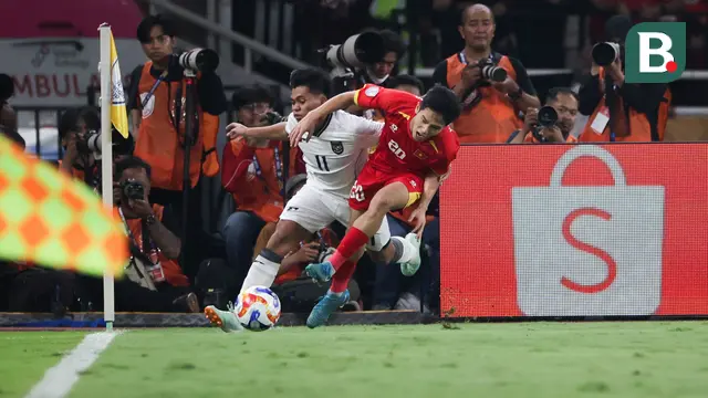 Pemain Timnas Indonesia U-23, Rahmat Arjuna (kiri) berebut bola dengan pemain Timnas Vietnam pada final Piala AFF U-23 2025 yang berlansung di Stadion Utama Gelora Bung Karno, Selasa (29/7/2025) malam WIB.