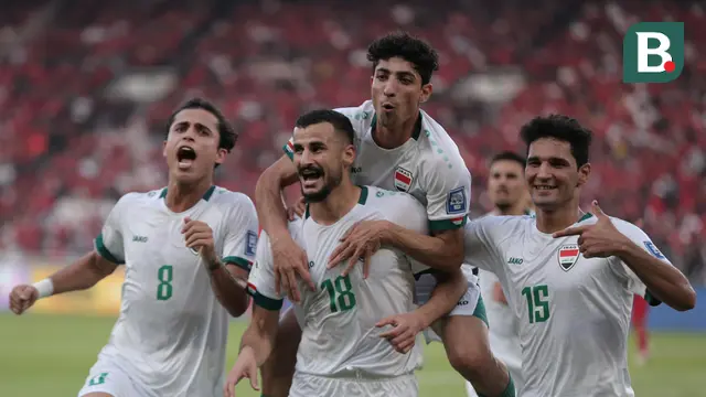 Selebrasi para pemain Irak merayakan gol ke gawang Indonesia yang dicetak Aymen Hussein (tengah) melalui eksekusi penalti pada laga Grup F putaran kedua Kualifikasi Piala Dunia 2026 zona Asia di Stadion Utama Gelora Bung Karno (SUGBK), Senayan, Jakarta, Kamis (6/6/2024). (Bola.com/Abdul Aziz)
