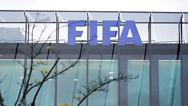 Logo FIFA dari markas besarnya di Zurich, Swiss. (AFP PHOTO/SEBASTIAN DERUNGS)