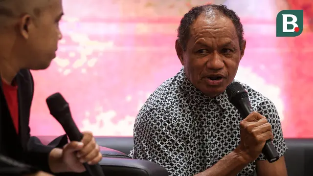 Mantan pemain Timnas Indonesia dan Jebolan Kompetisi Galatama, Rully Nere memberikan keterangan saat acara Refleksi 93 Tahun PSSI di GBK Arena, Senayan, Jakarta, Senin (17/04/2023). (Bola.com/Bagaskara Lazuardi)