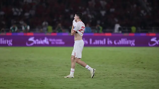Justin Hubner meninggalkan lapangan setelah mendapat kartu kuning kedua pada laga Timnas Indonesia vs Arab Saudi di SUGBK, Jakarta, Selasa (19/11/2024). (Bola.com/Muhammad Iqbal Ichsan)