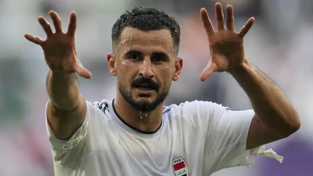 Striker Irak berusia 27 tahun, Aymen Hussein yang kini tengah menjalani musim pertama bersama klub Irak, Al-Quwa Al-Jaw sementara memimpin daftar top skor Piala Asia 2023 setelah berakhirnya fase grup. Ia total mencetak 5 gol dari 3 laga di fase Grup D, dengan rincian satu gol saat Irak menang 3-1 atas Indonesia pada laga pertama (15/1/2024), dua gol saat Irak menang 2-1 atas Jepang pada laga kedua (19/1/2024) dan satu gol lagi dicetak saat Irak menang 3-2 atas Vietnam di laga pamungkas (24/1/2024). (AP/Photo/Aijaz Rahi)