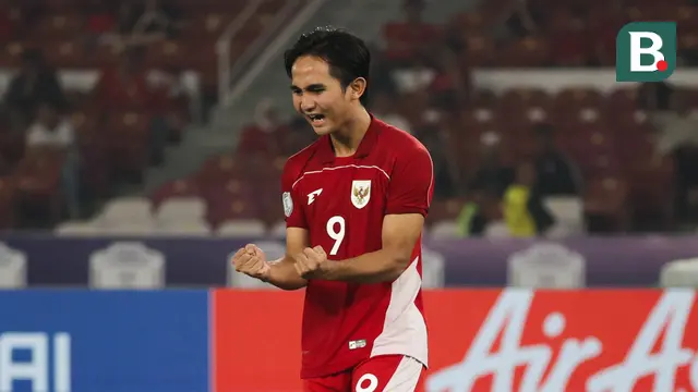 Yardan Yafi melakukan selebrasi usai berhasil mengeksekusi tendangan pinalti melawan Thailand pada babak semifinal Piala AFF U-23 di Stadion Utama Gelora Bung Karno, Jakarta, Jumat (25/7/2025). (Bola.com/Abdul Aziz)
