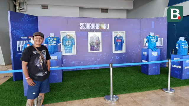 Jersey juara Persib dipajang gagah di luar stadion Gelora Bandung Lautan Api saat laga Maung Bandung kontra Western Sydney Wanderers. (Muhammad Faqih/Bola.com)