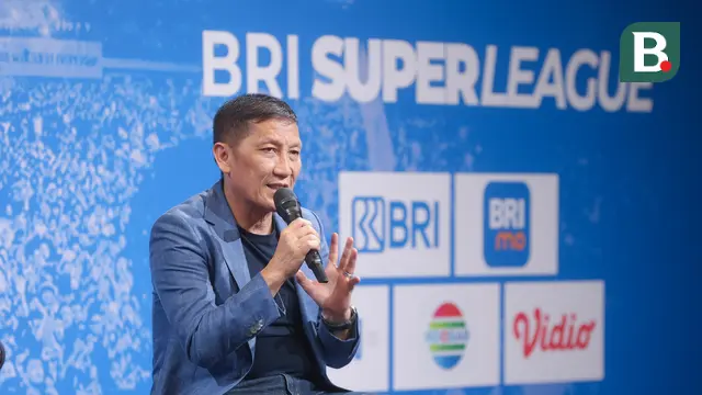 Direktur Utama I.League, Ferry Paulus memberikan keterangan dalam konfrensi pers BRI Super League 2025/2026 di SCTV Tower, Jakarta, Minggu (3/8/2025). (Bola.com/M Ichsan)