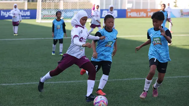 Rara yang menjadi pahlawan kemenangan SDUT Bumi Kartini Jepara bersyukur karena bisa membawa sekolahnya kembali meraih podium tertinggi di MilkLife Soccer Challenge Kudus Seri 1 2025 - 2026. Tak hanya itu, Ia juga sukses mengukuhkan diri sebagai pencetak gol terbanyak dengan torehan 43 gol. (dok. MilkLife Soccer Challenge)